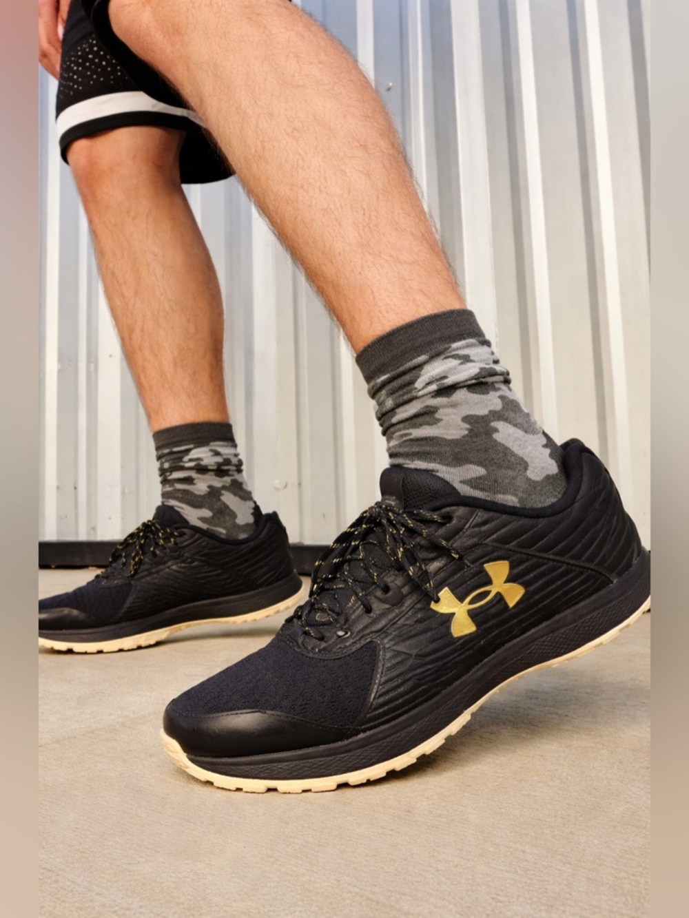 Under Armour 3025000-004 Black Gold Running Training Shoes Men’s Size 14